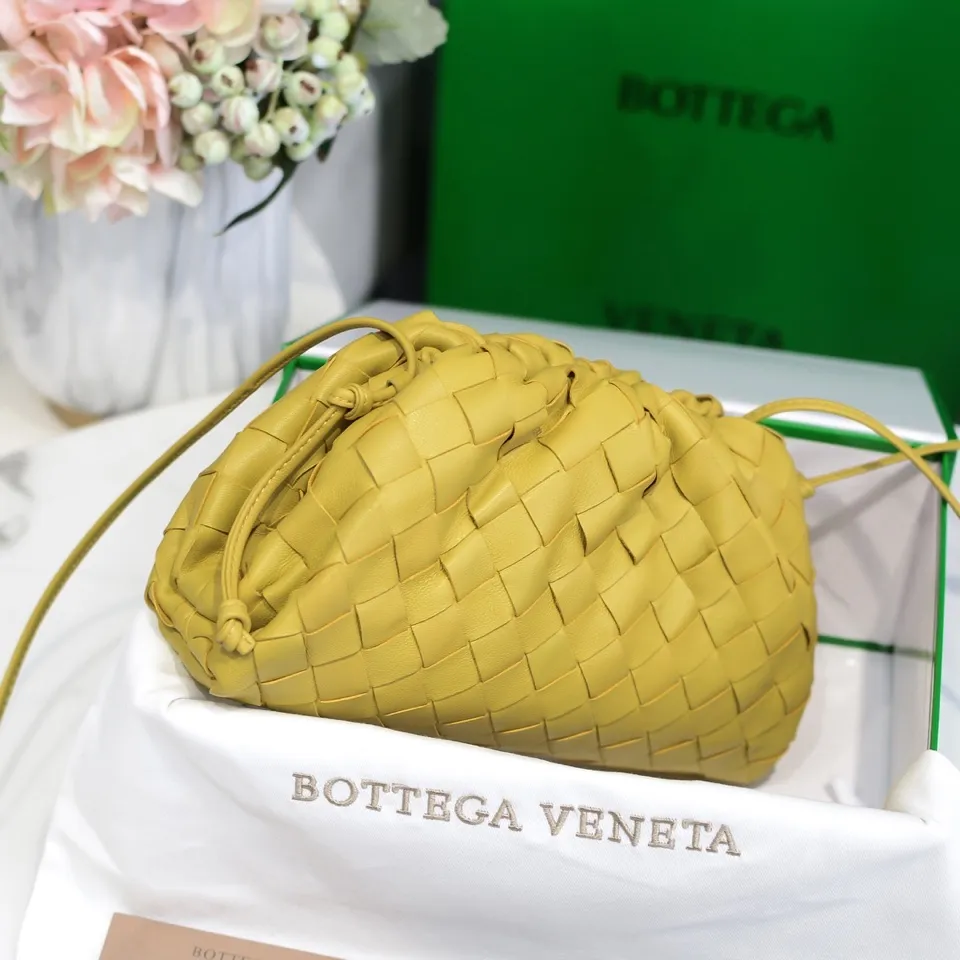 Batch 1260 large grid weaving The pouch cloud bag is the first series designed by former Celine designer Daniel Lee after joining BV. The upper body is extremely ecstatic ~ fashionable and classy ~ elegant and concise, lazy and intellectual size: 23*13*8 [Little Cloud Rough Weave#]